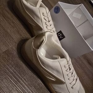 DV by Dolce Vita women’s Cream and Gold Sneakers
